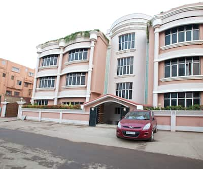 https://imgcld.yatra.com/ytimages/image/upload/t_hotel_yatra_city_desktop/v1391039109/Domestic Hotels/Hotels_Puri/Hotel Gajapati/ExteriorFacade~8.jpg